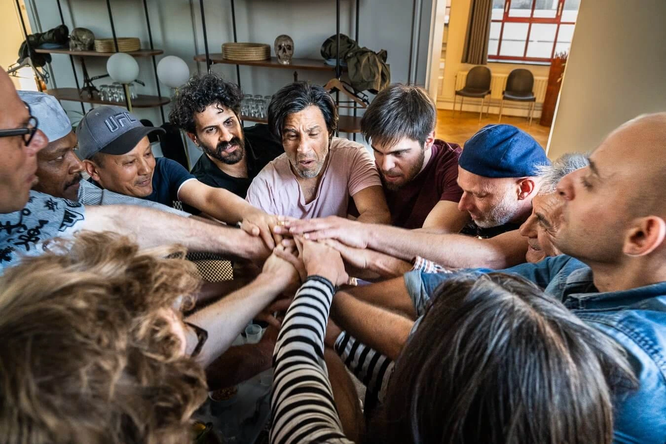 The Boat Band: 10 jaar, 5 songs gratis 7 Kinderen en publiek rond de muzikanten tijdens een open jamsessie